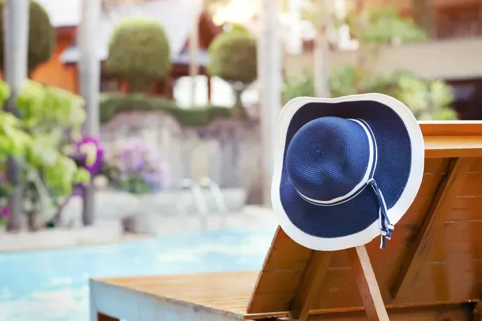 Una tumbona junto a la piscina al aire libre.