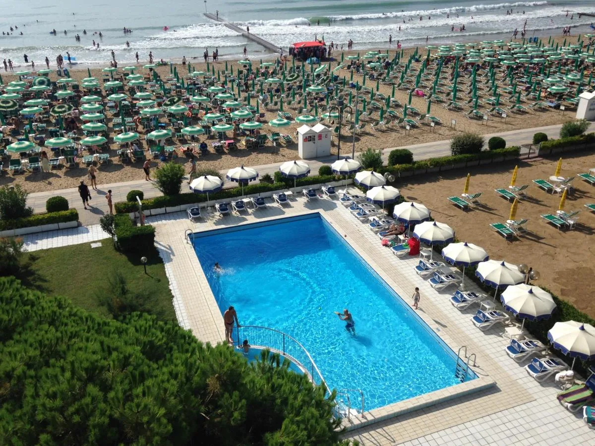 Hotel Florida seafront pool