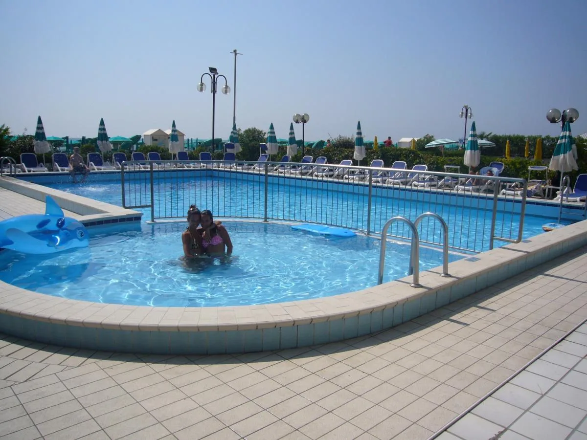 Hotel Florida seafront pool