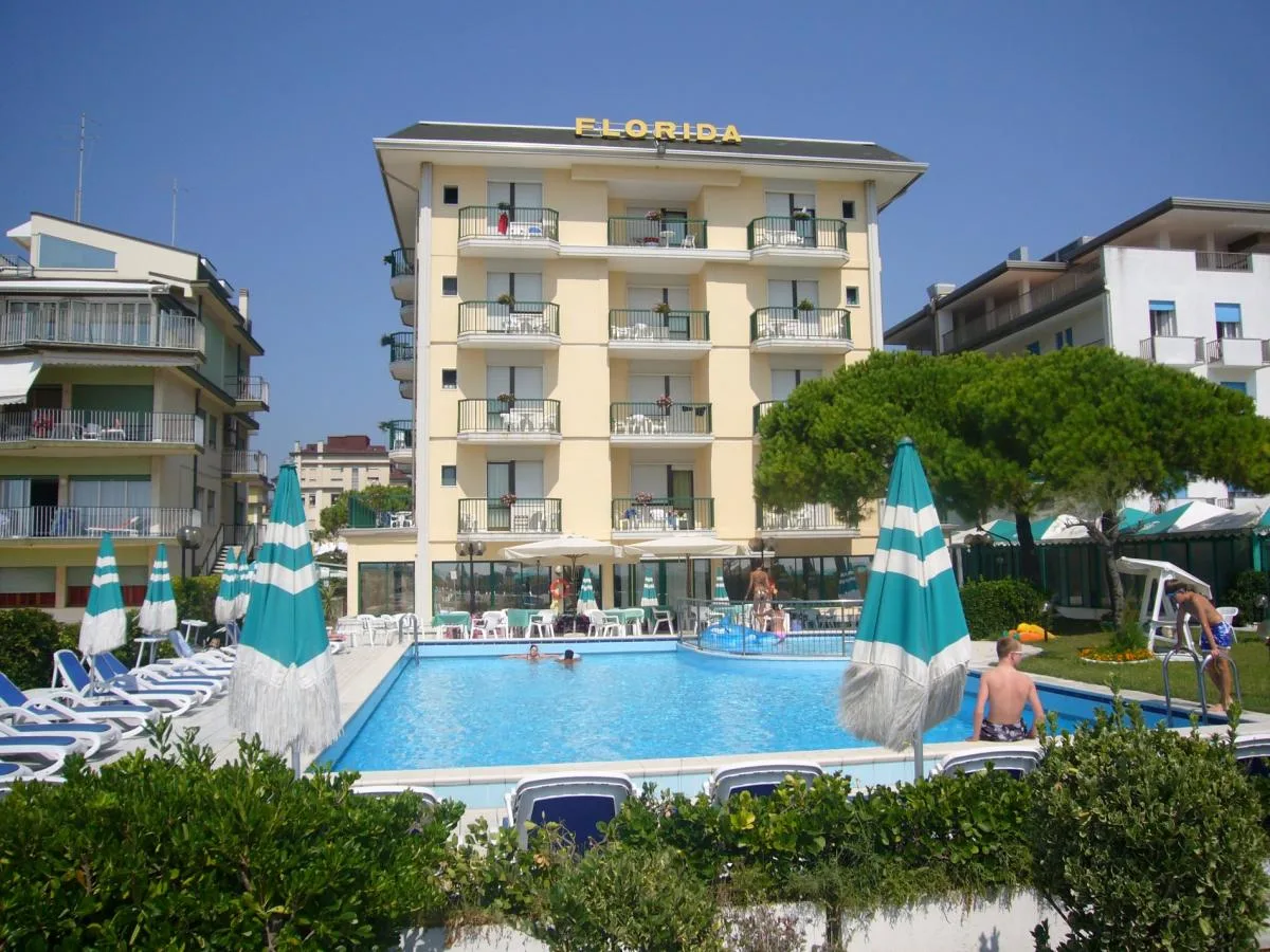 Hotel Florida exterior and pool