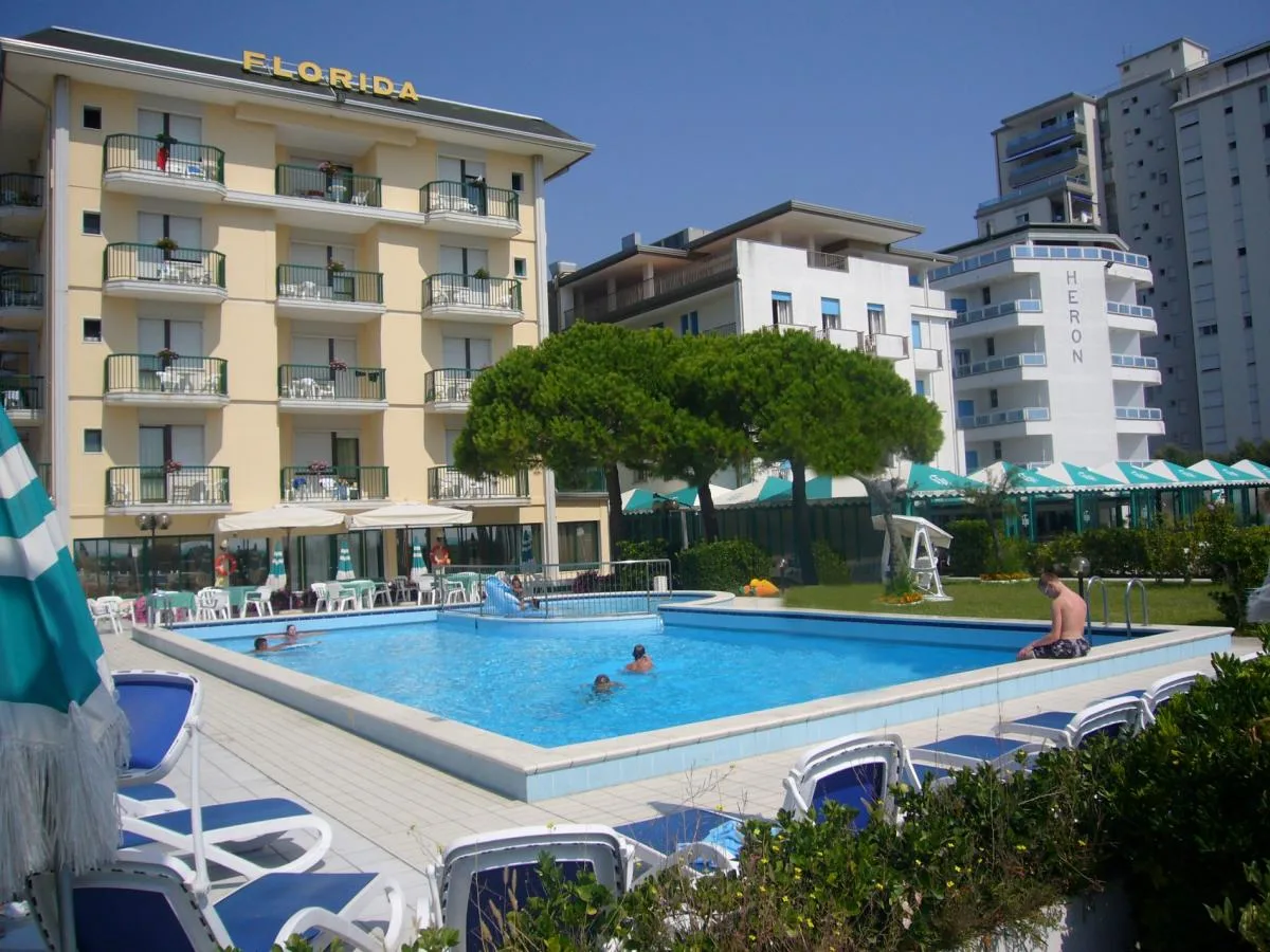 Hotel Florida exterior and pool