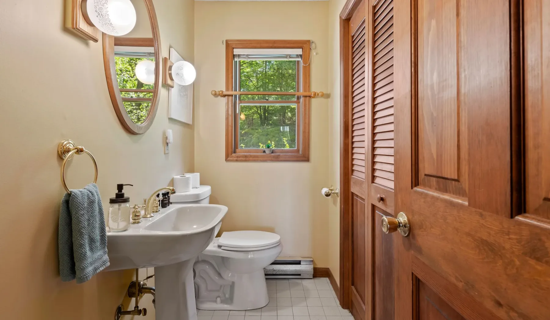 Un baño con lavabo, inodoro y ventana.