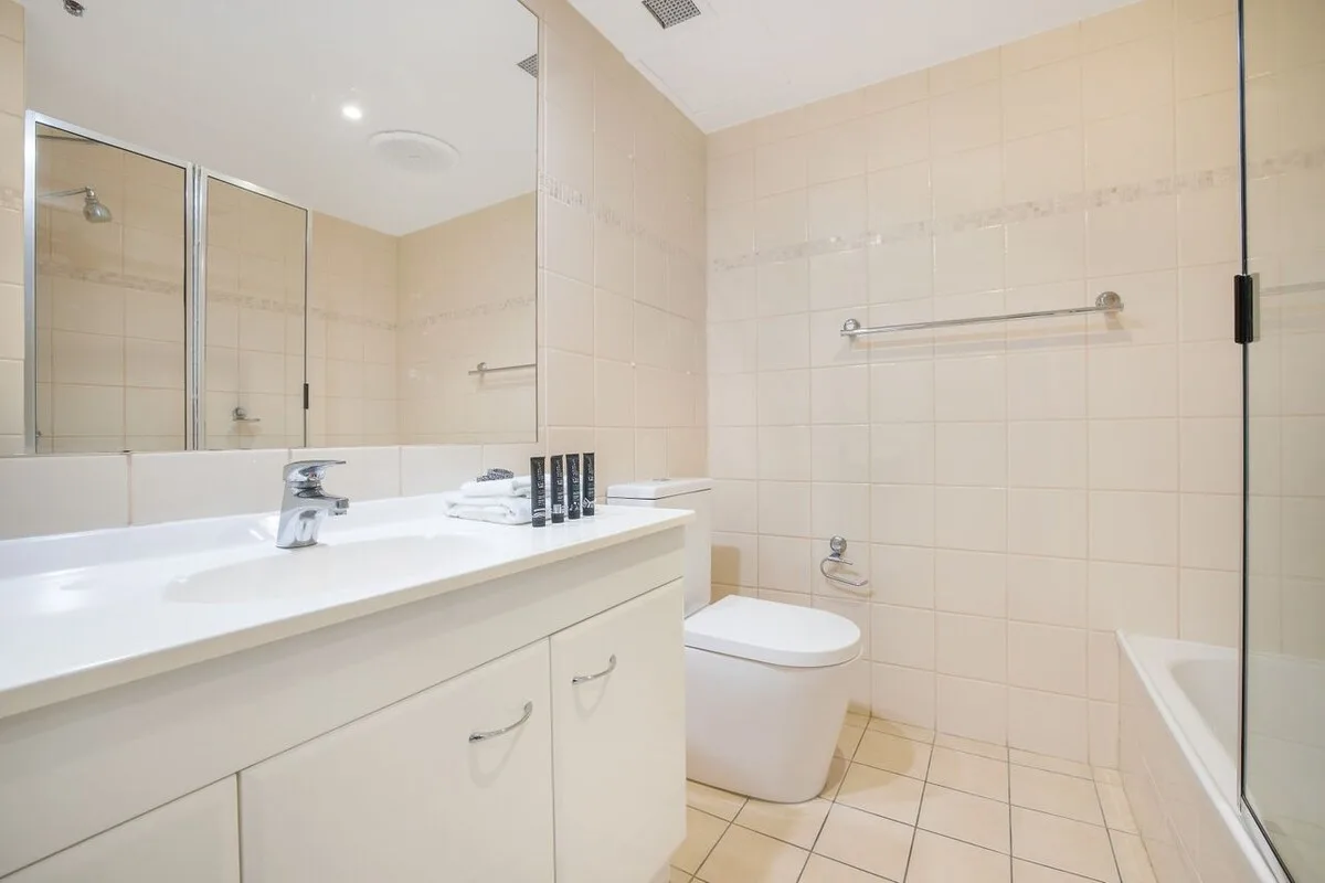 Full Bathroom 2