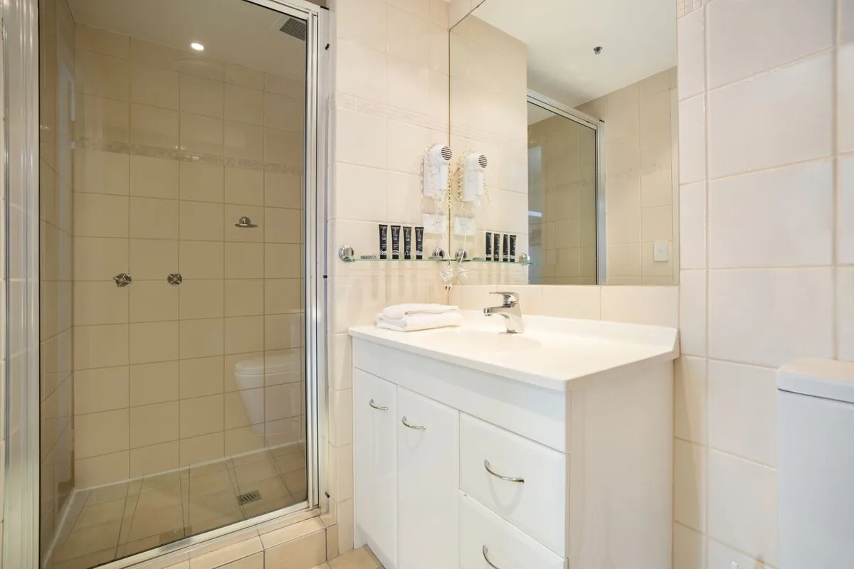 Full Bathroom 1