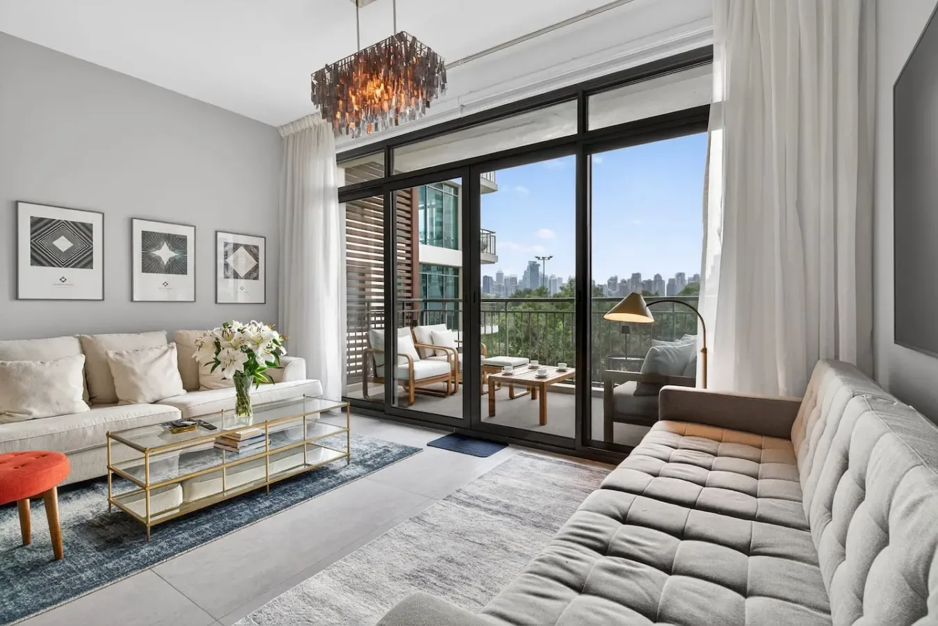 Una sala de estar con asientos y grandes ventanas con vista a la ciudad.