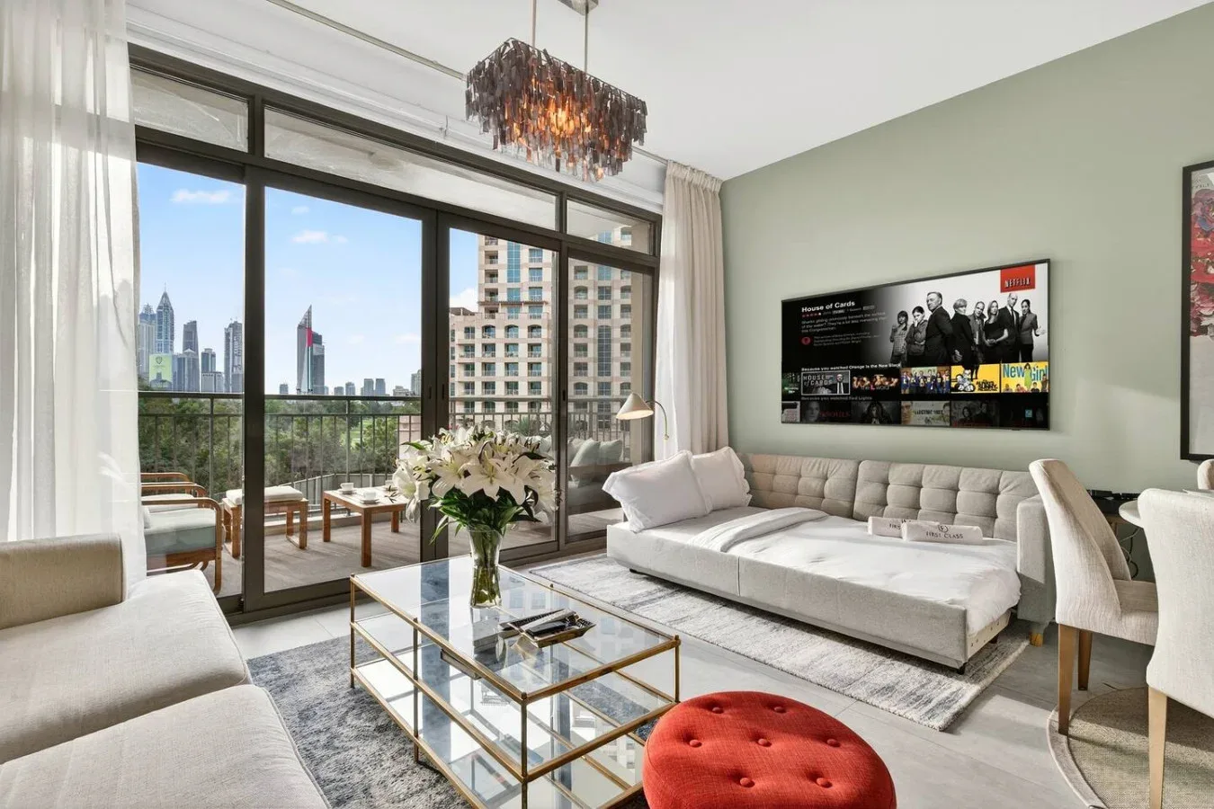 Una sala luminosa con asientos junto a grandes ventanales y una mesa de centro de cristal.