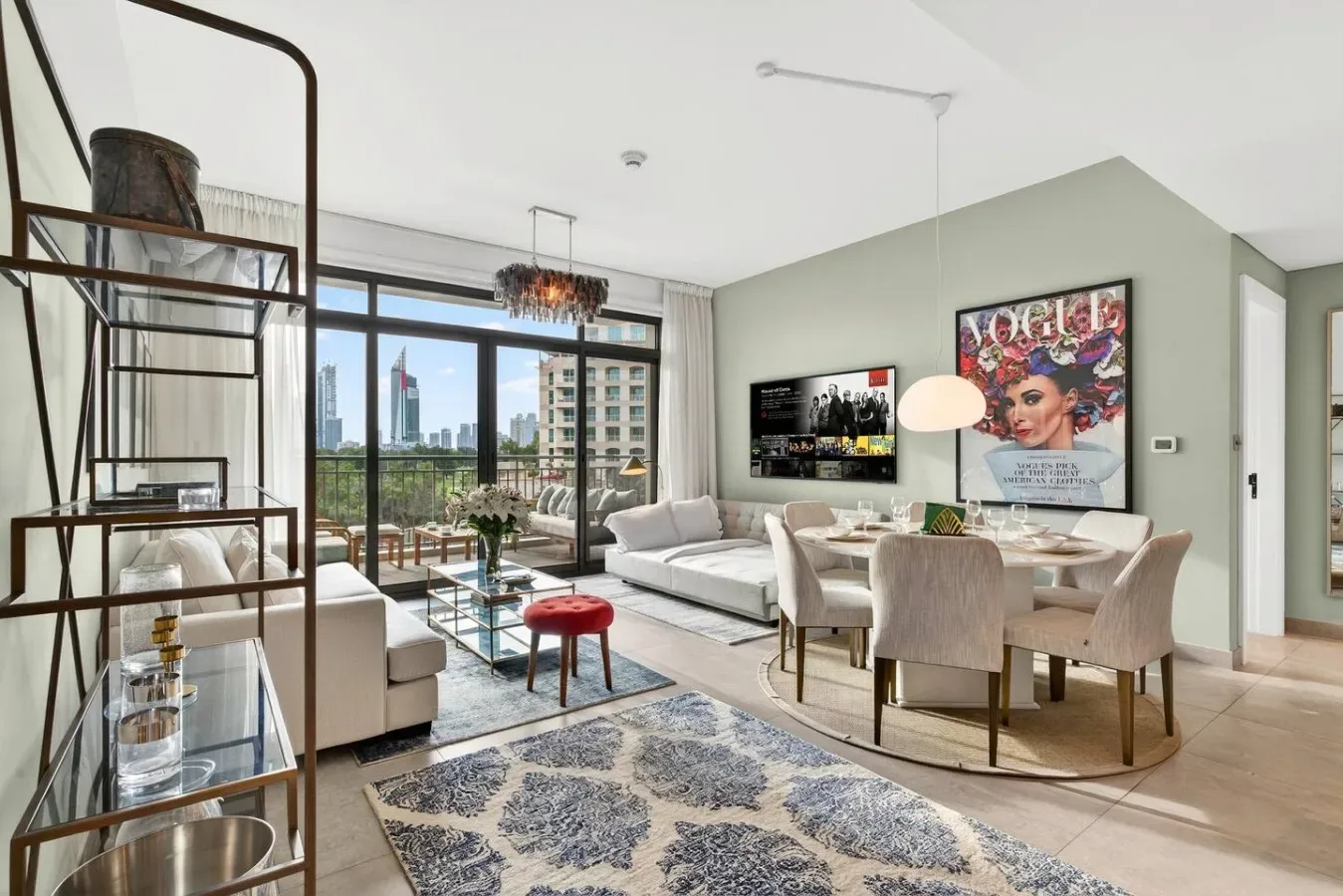 Sala y comedor de planta abierta con una gran ventana y asientos contemporáneos.