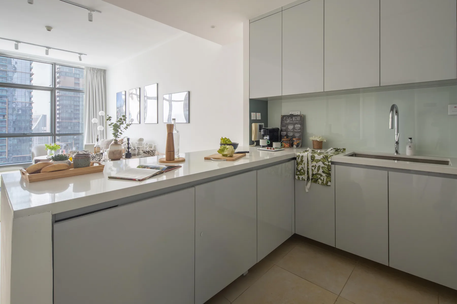 Una cocina moderna y luminosa con una isla amplia y grandes ventanas.