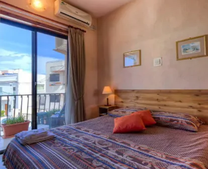 Habitación para huéspedes con balcón en Green Grove Malta