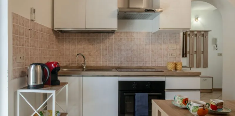 Una cocina con encimera, gabinetes y una estufa.