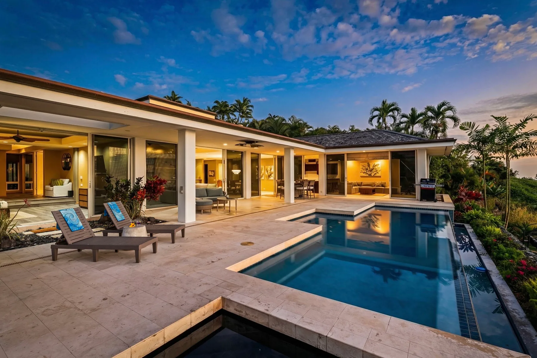 Una casa moderna da a una piscina y un patio pavimentado.
