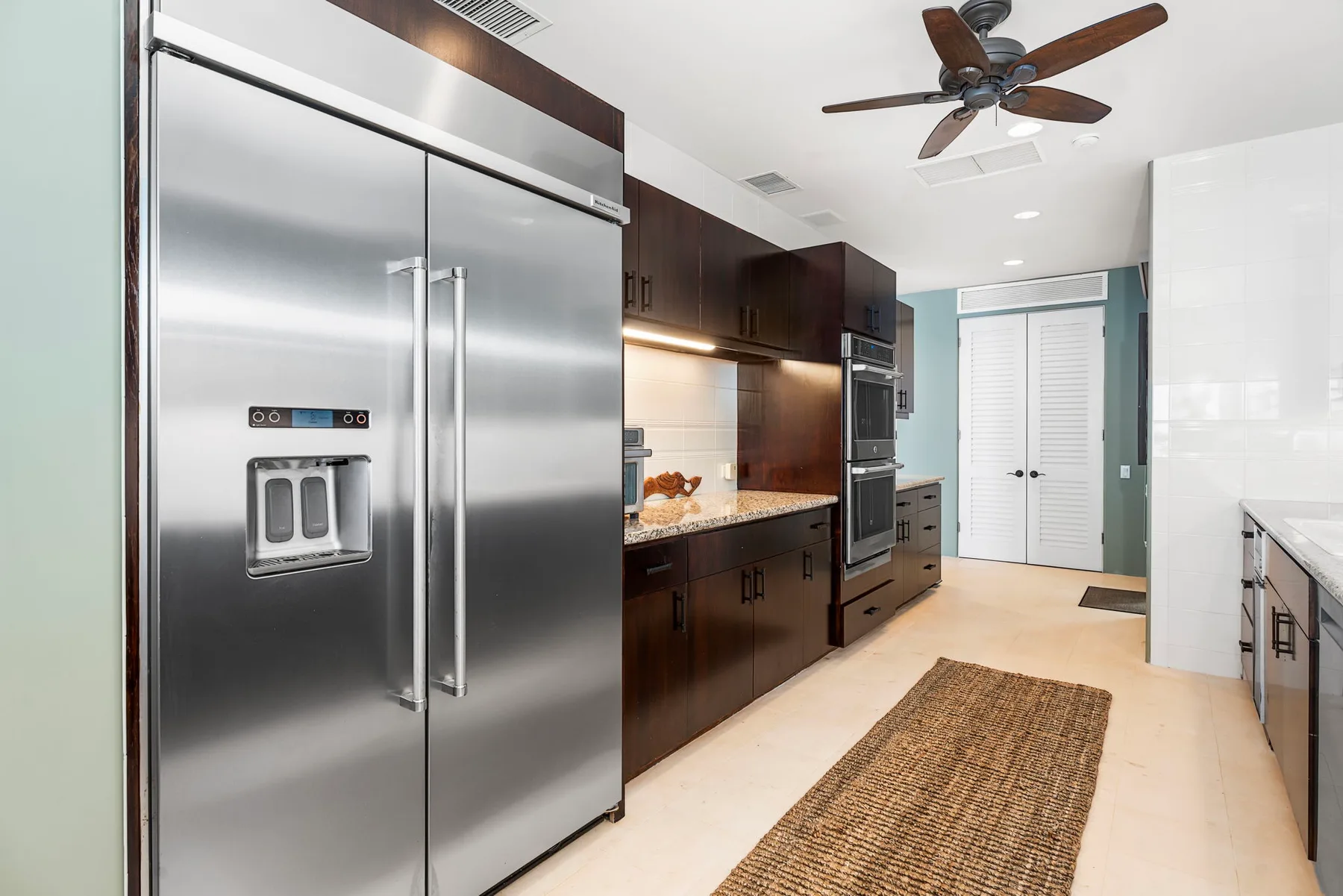 Una cocina moderna con electrodomésticos de acero inoxidable y gabinetes oscuros.
