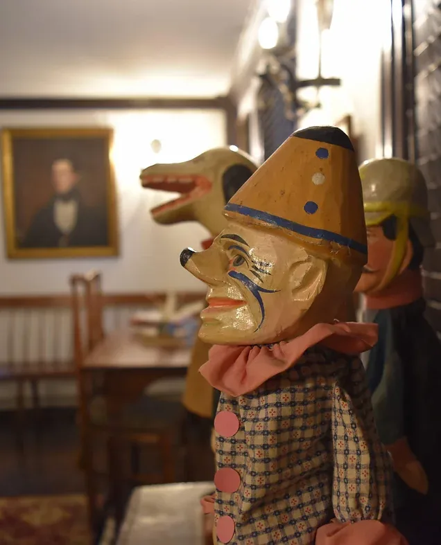 Sala de estar de Daniels House con muñecas antiguas