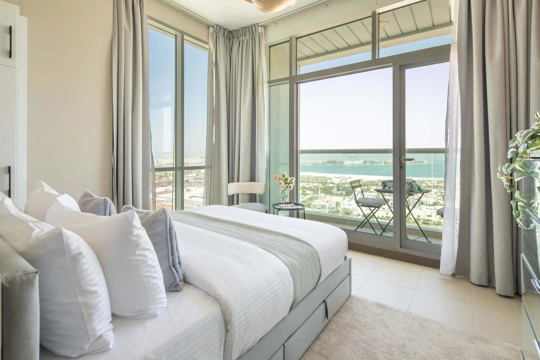 Dormitorio con vistas al mar