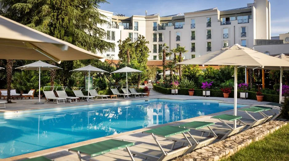 Piscina del jardín del hotel