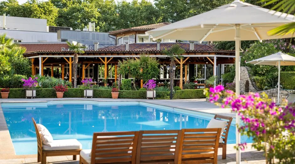 Zona de piscina del hotel
