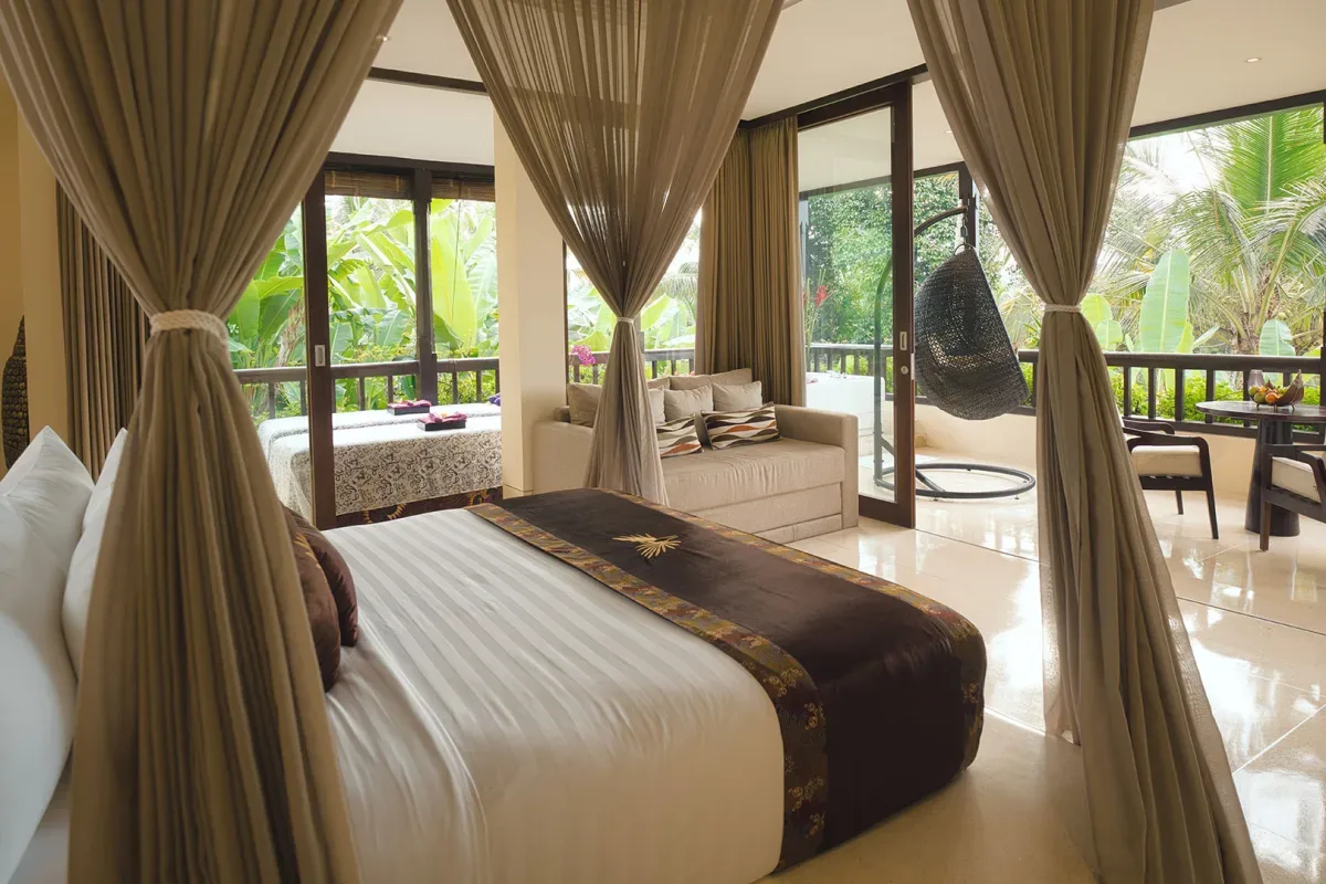 Suite Royal esquinera con vistas panorámicas, jacuzzi en el balcón y vistas a la selva