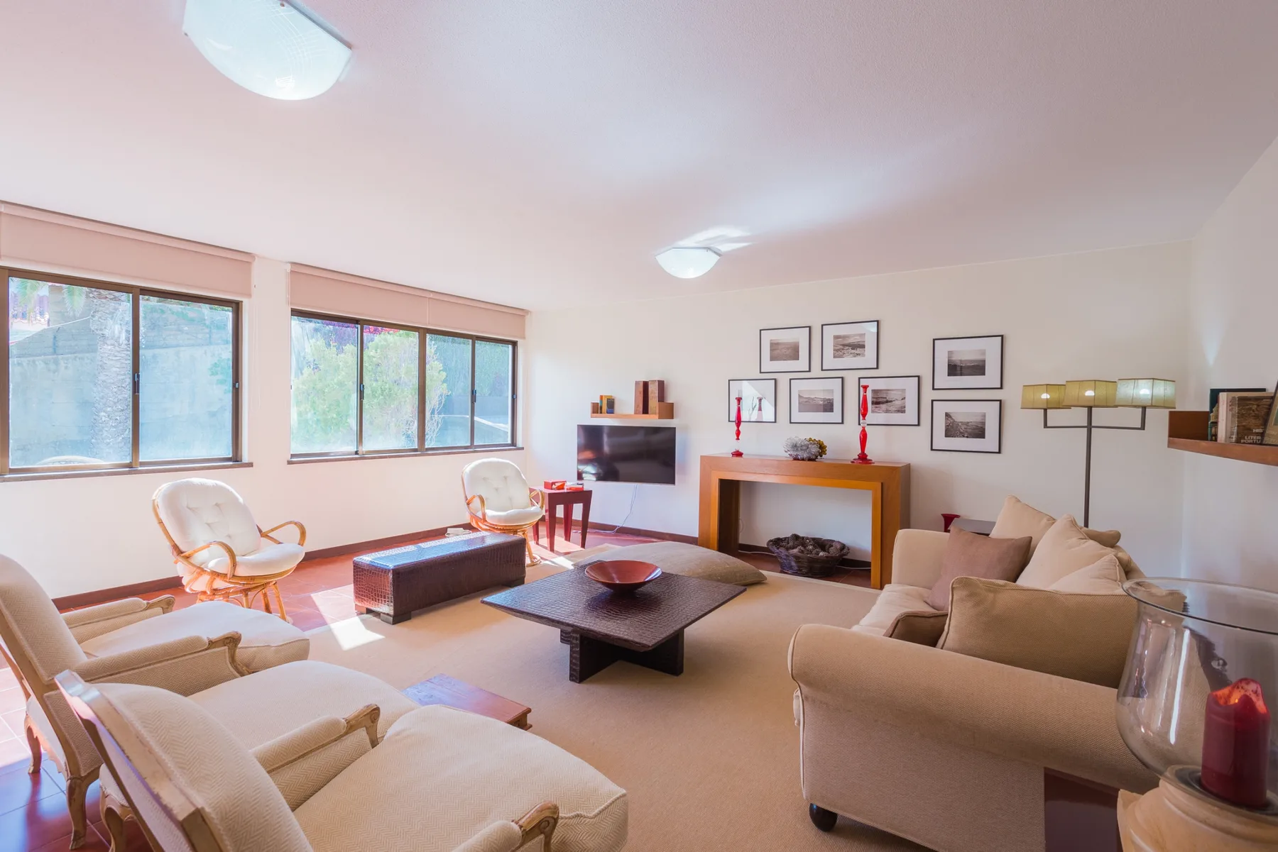 Sala de estar con sofás, sillones y una mesa de centro.