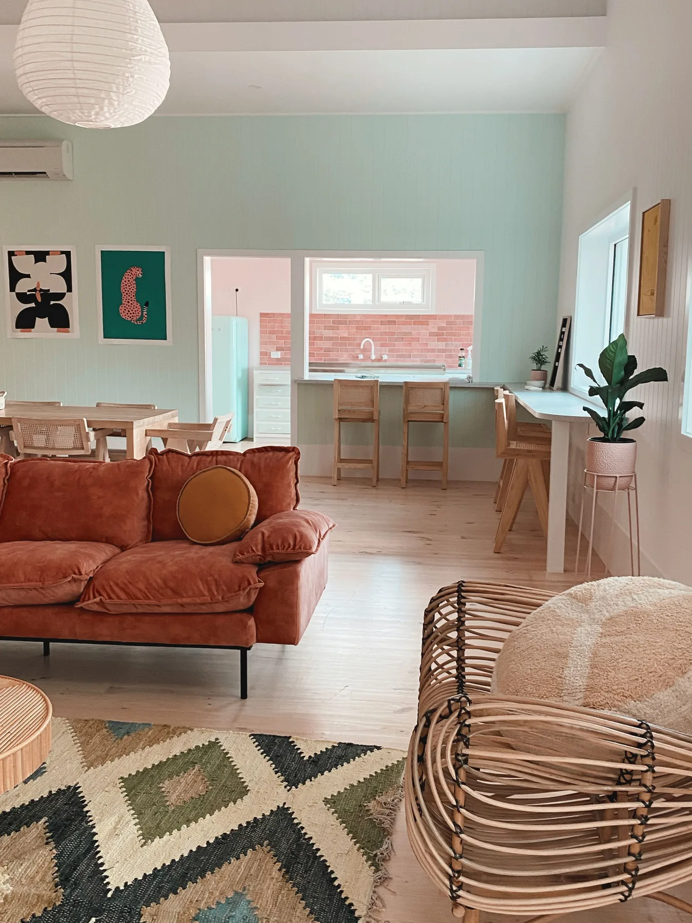 Una sala y comedor se abren a una cocina con barra para desayunar.