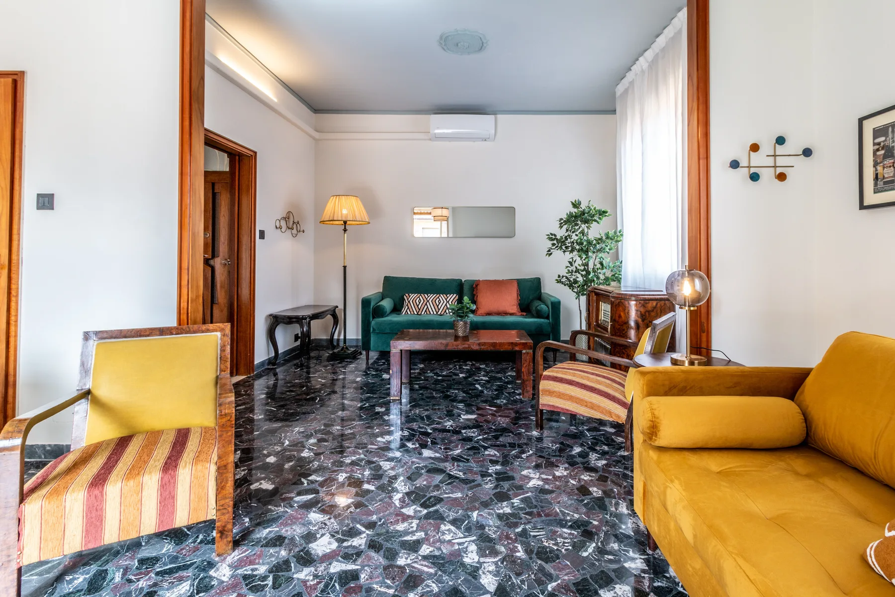 Una sala de estar con asientos dispuestos alrededor de una mesa de centro.