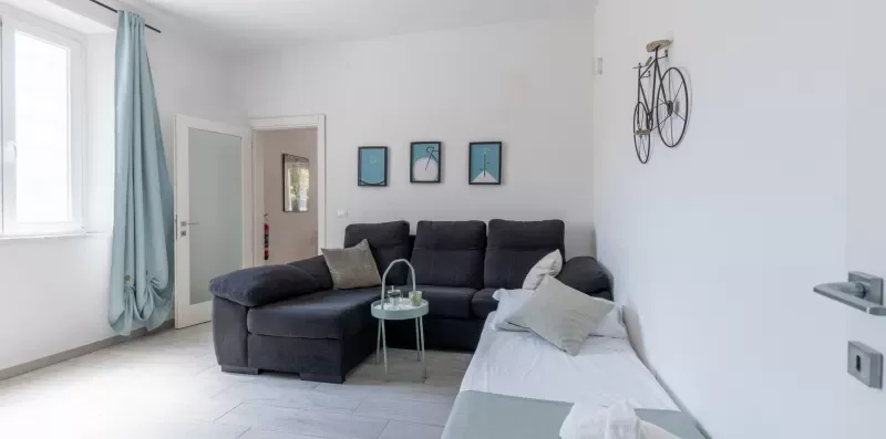 Una sala luminosa con asientos oscuros y una ventana con cortinas.