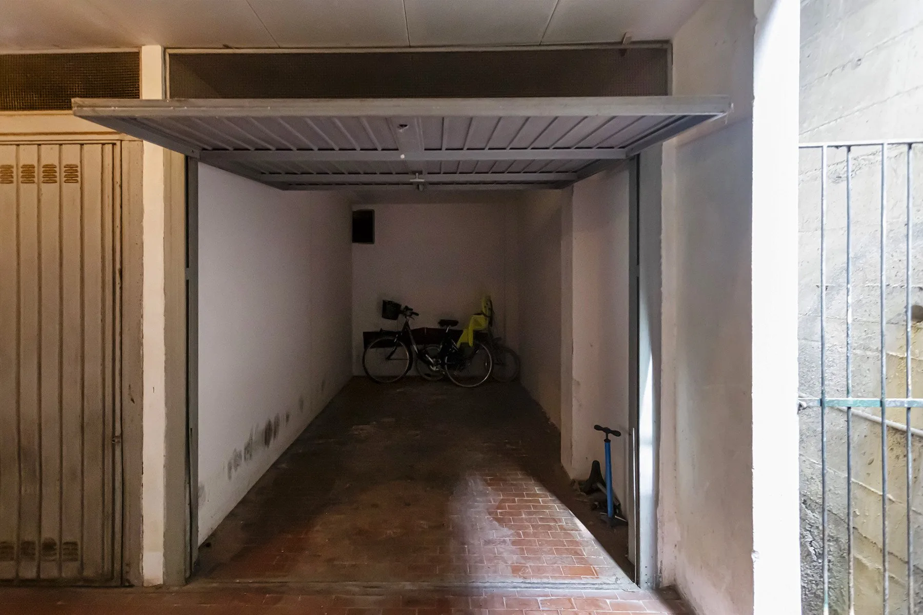 Una plaza de aparcamiento cubierta con bicicletas al fondo.