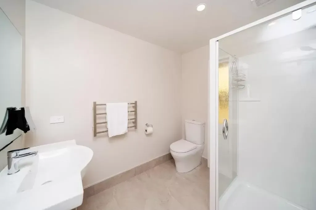 Baño privado en la habitación — The Furlong Motel