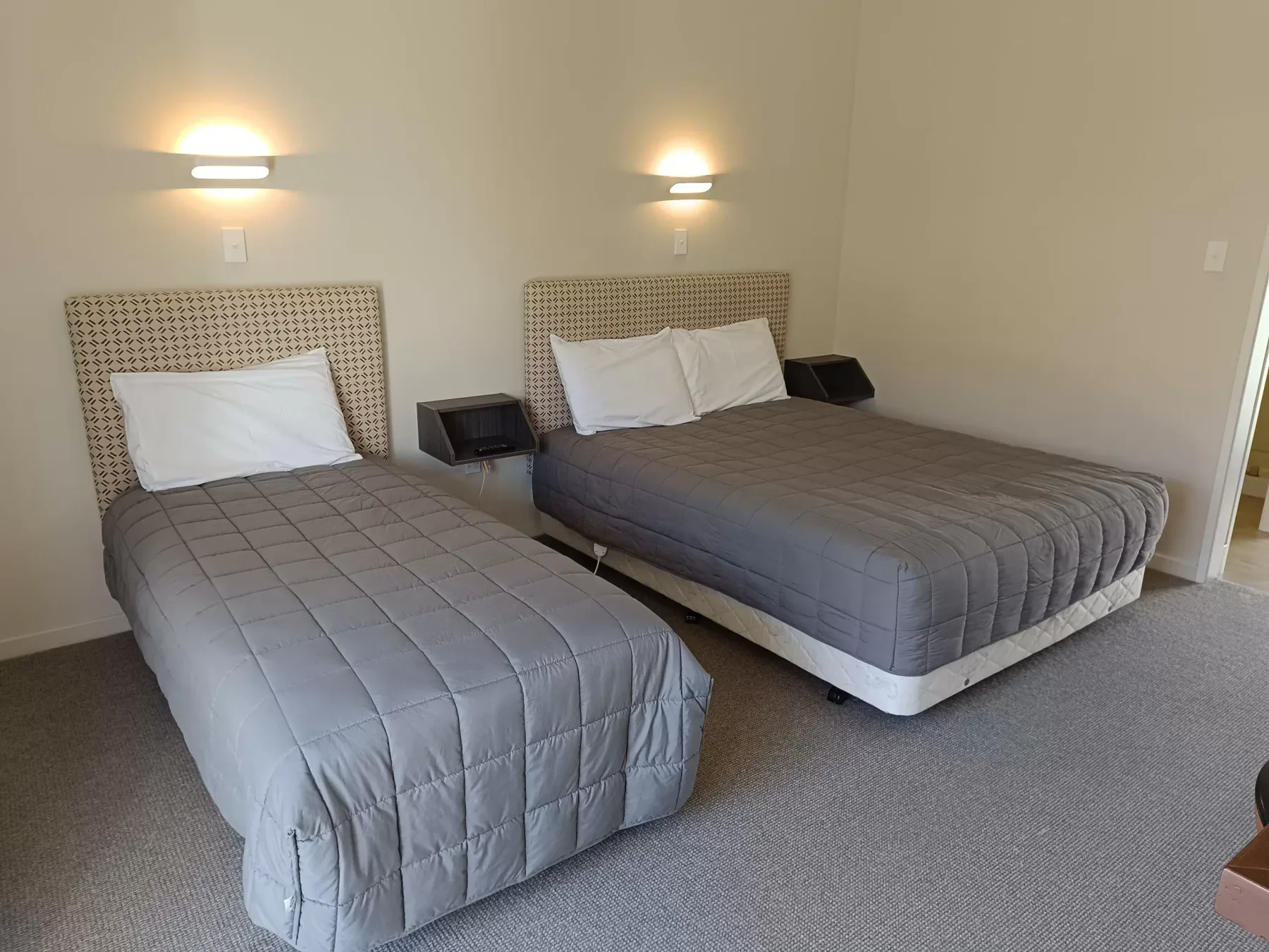 Habitación tipo estudio con dos camas individuales y luz natural en The Furlong Motel, South Taranaki