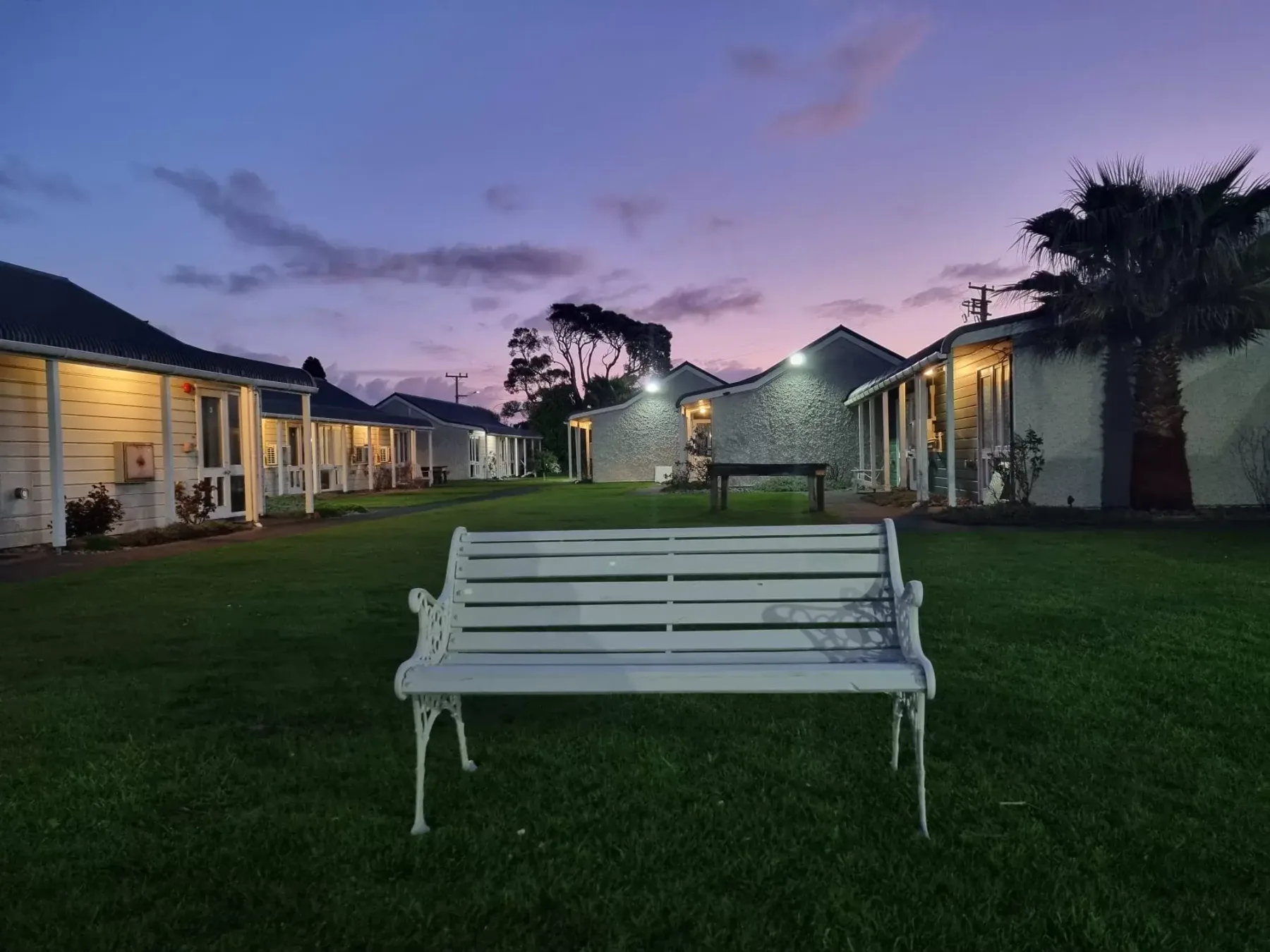 Patio del motel al atardecer — Hawera, South Taranaki