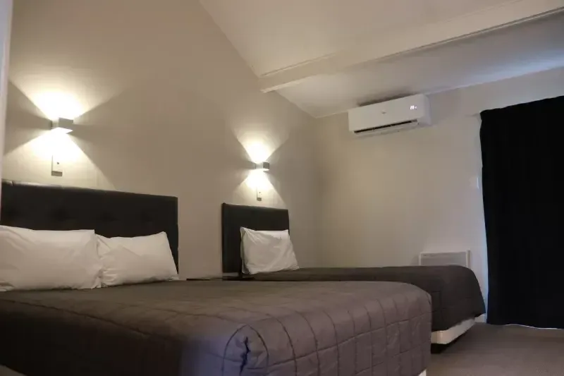 Ambiente íntimo al anochecer en una habitación tipo estudio en The Furlong Motel, Hawera