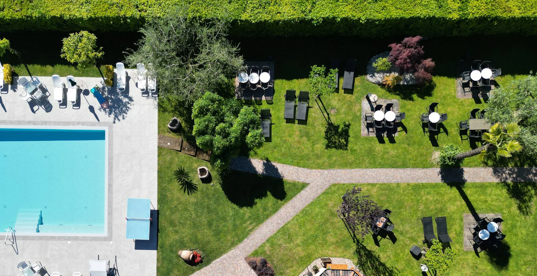 Hotel San Giorgio entre la vegetación de Alto Garda