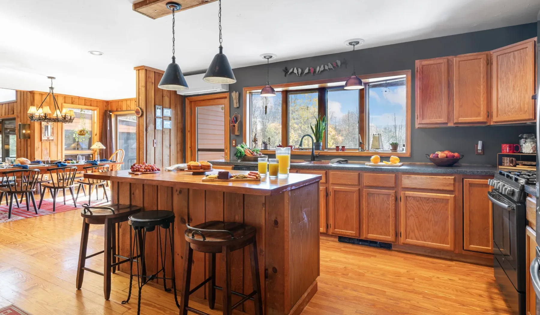 Una cocina amplia con una isla de madera y zona de comedor.