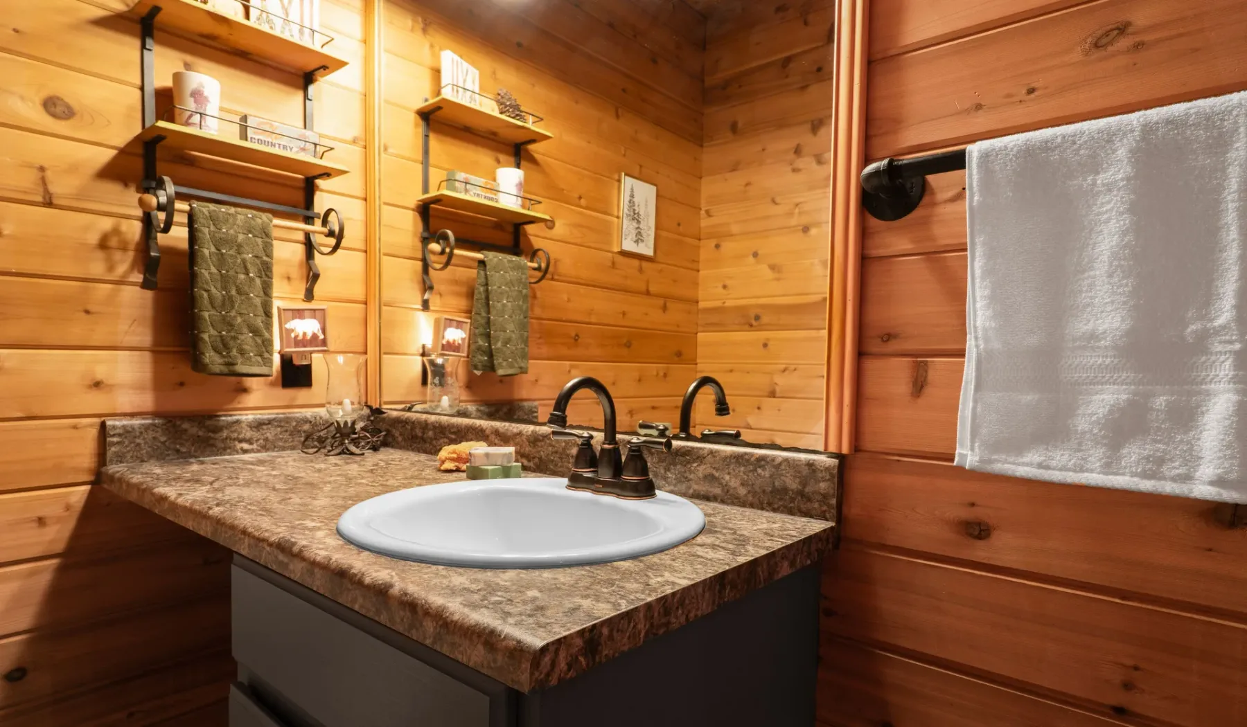 Un baño revestido de madera con lavabo y encimera.