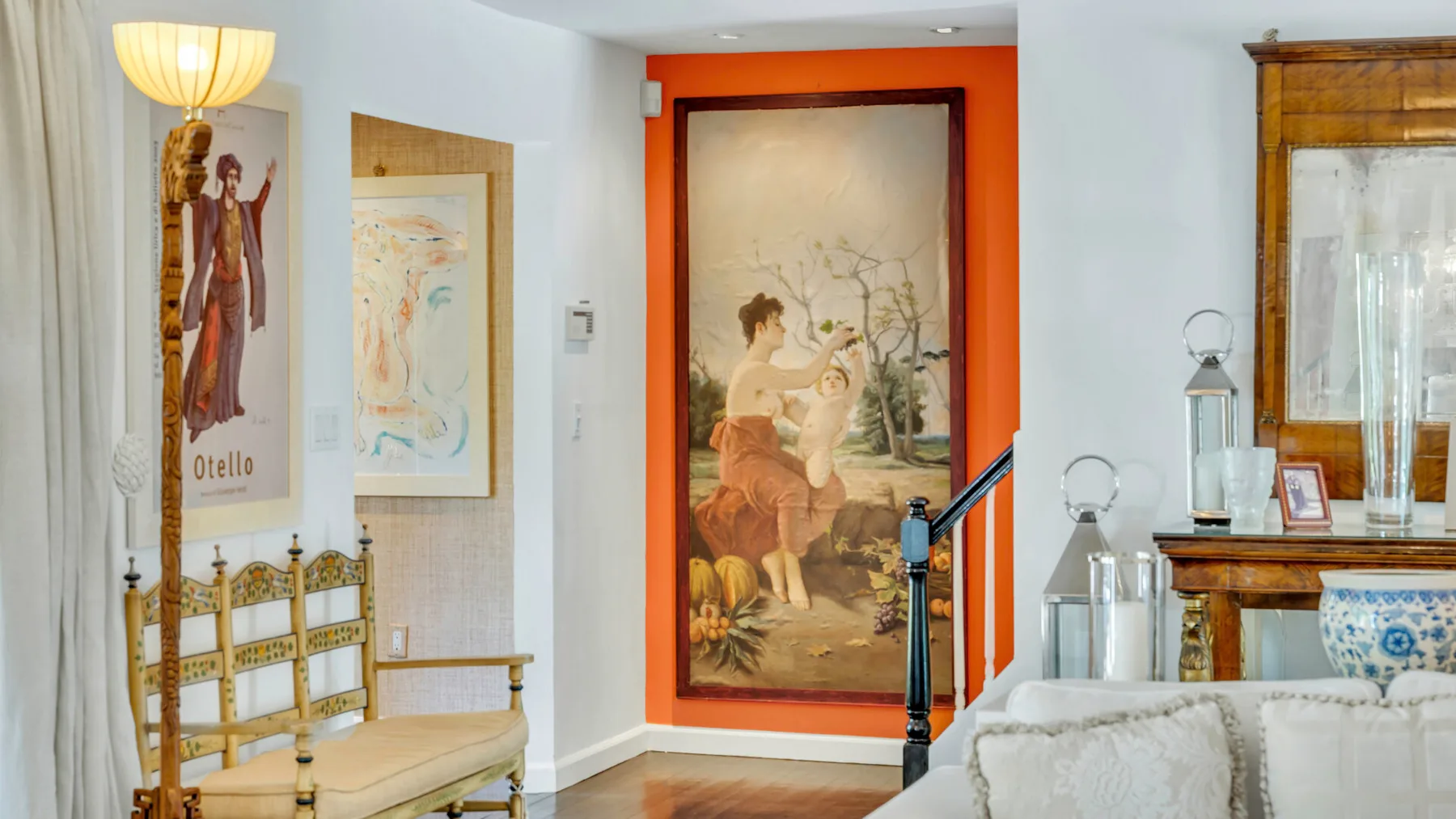 Una sala luminosa con obras enmarcadas y una zona de asientos color crema.