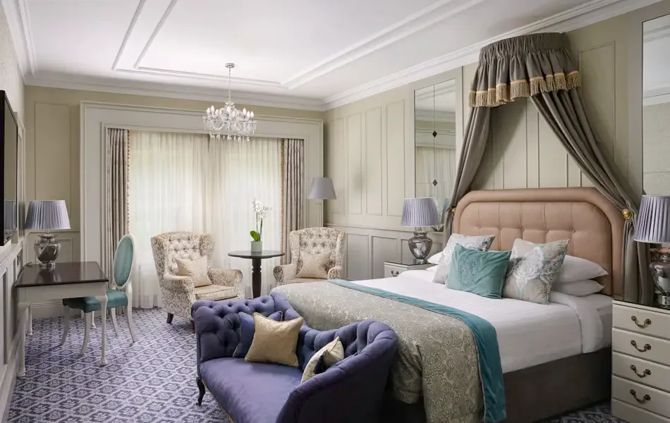 Superior Castle room
