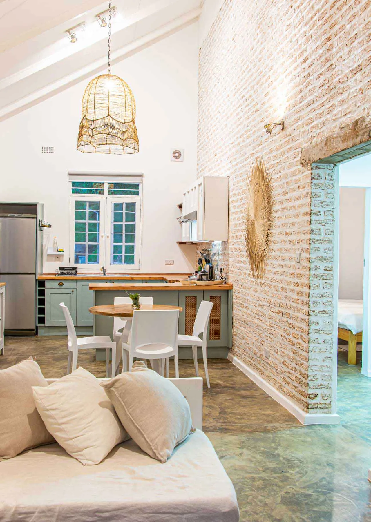 Sala de estar de planta abierta con cocina de la casa de campo de Kefi Hotel Café