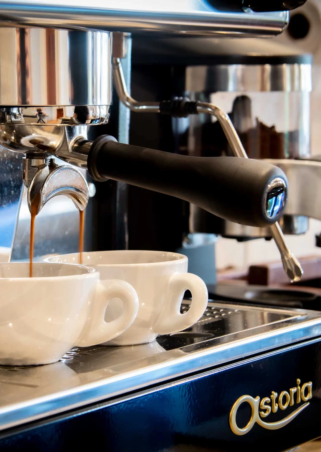 Cafetera preparando dos espressos en Kefi Hotel Café