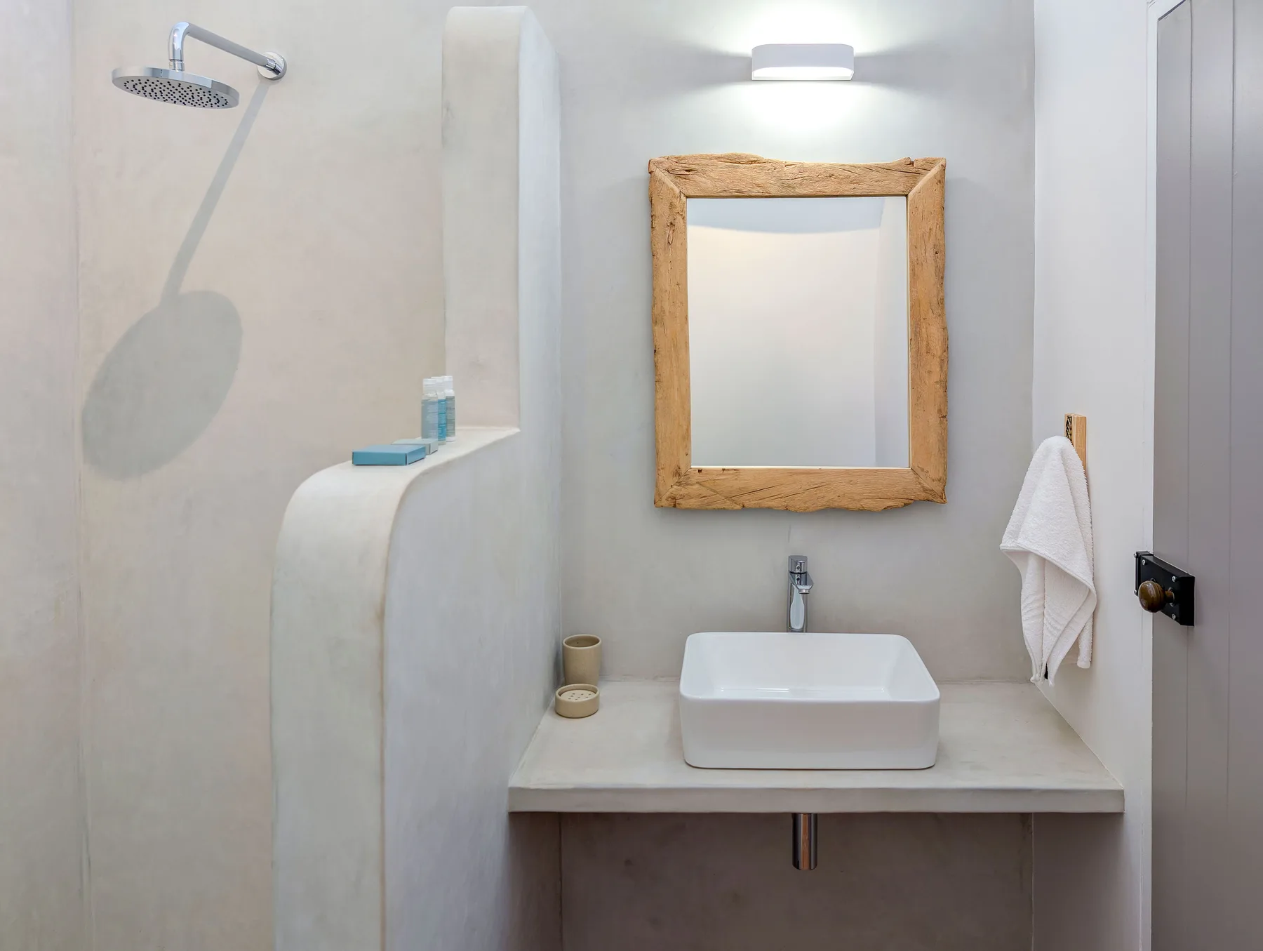 Interior de una habitación de Kefi Hotel Café