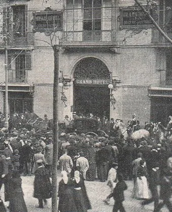 Fotografía histórica de personas reunidas frente al edificio del Grand Hotel.