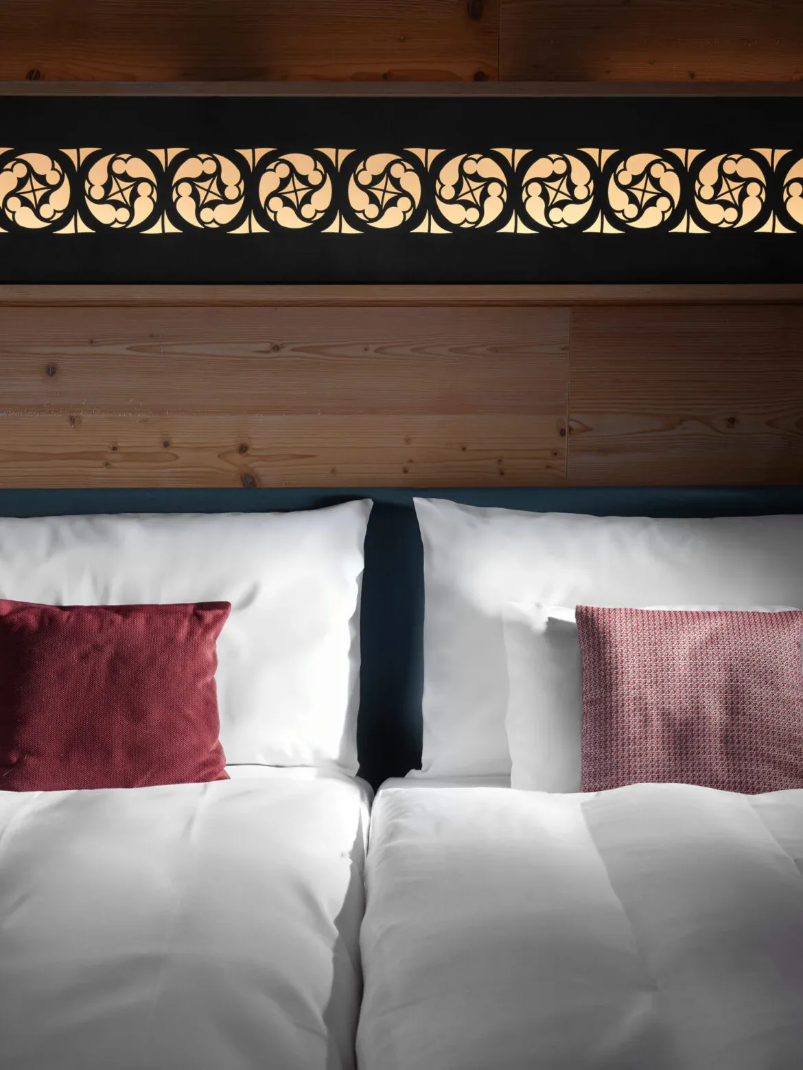 Dos camas individuales en una habitación de hotel
