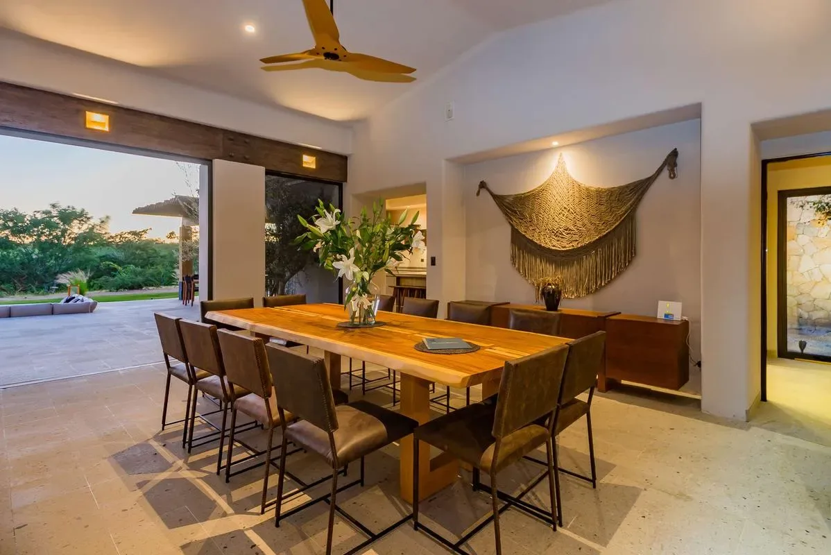 Luxury 5BR Villa w/ Pool & Sea Views