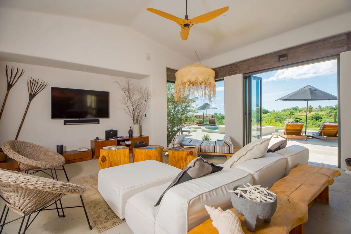 Luxury 5BR Villa w/ Pool & Sea Views