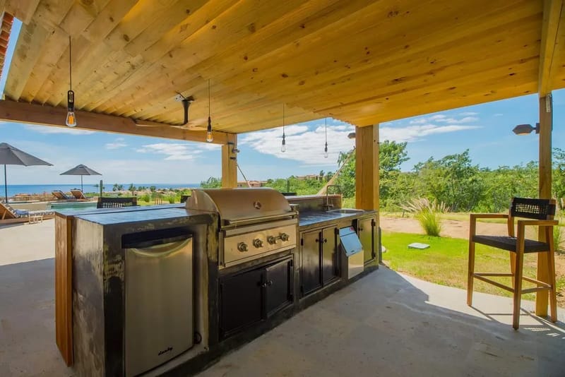 Luxury 5BR Villa w/ Pool & Sea Views