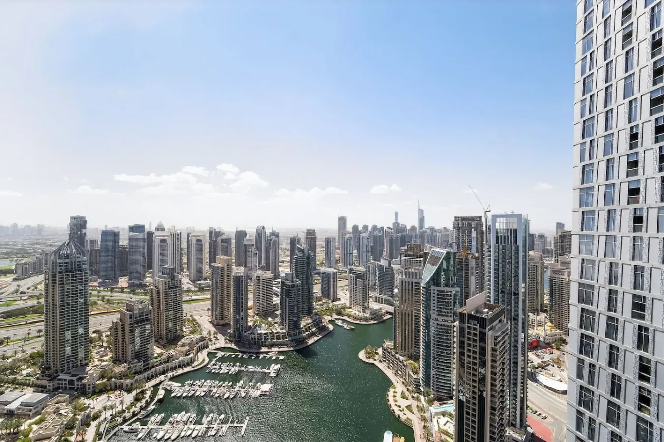 Horizonte urbano y canal junto al agua vistos desde lo alto en un día despejado.