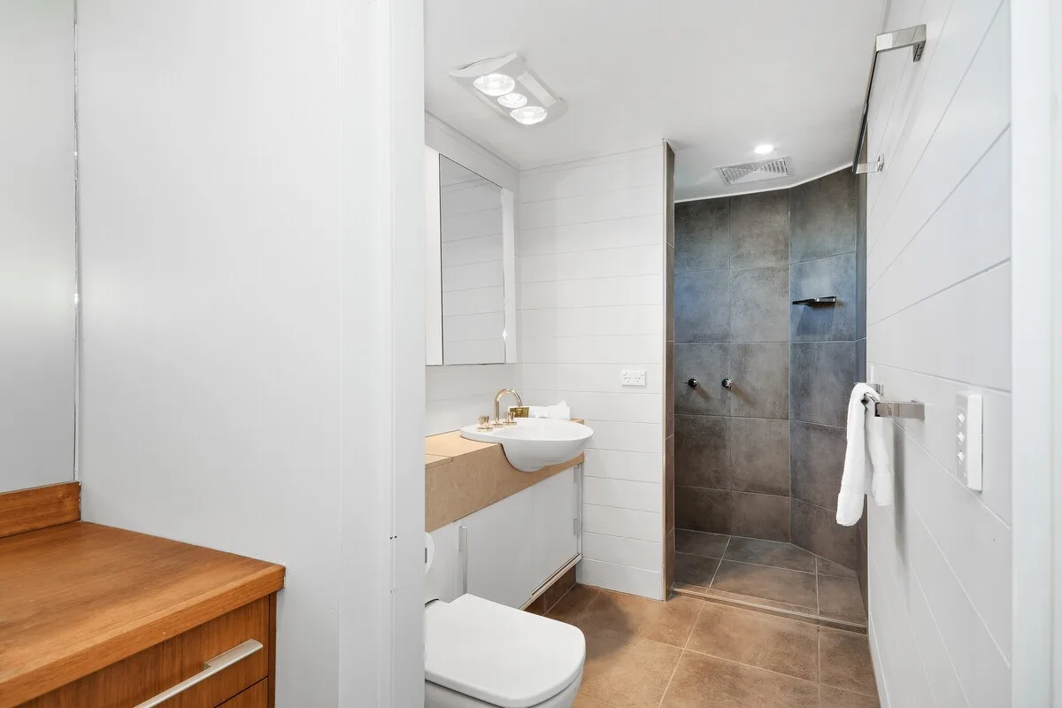 Baño con lavabo, inodoro y ducha.