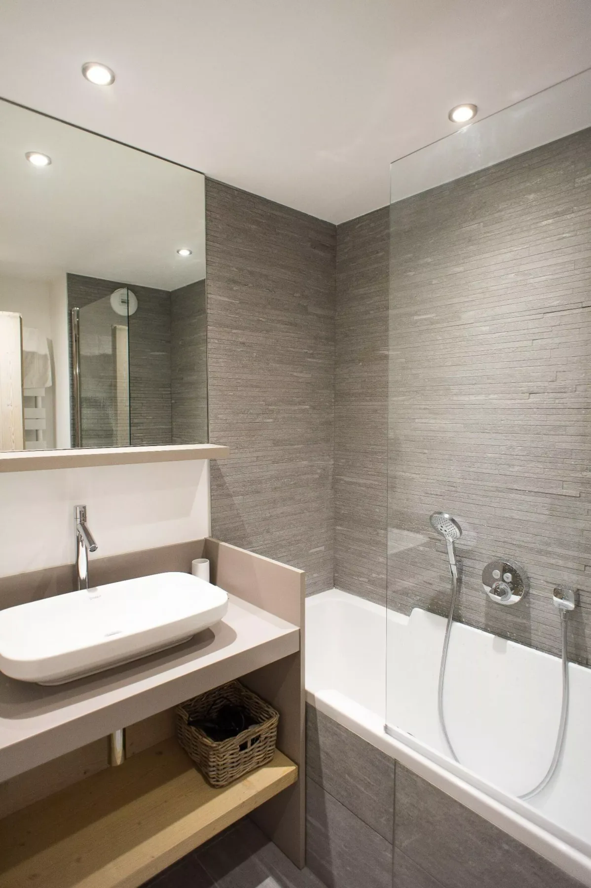 Un baño moderno con lavabo y bañera.