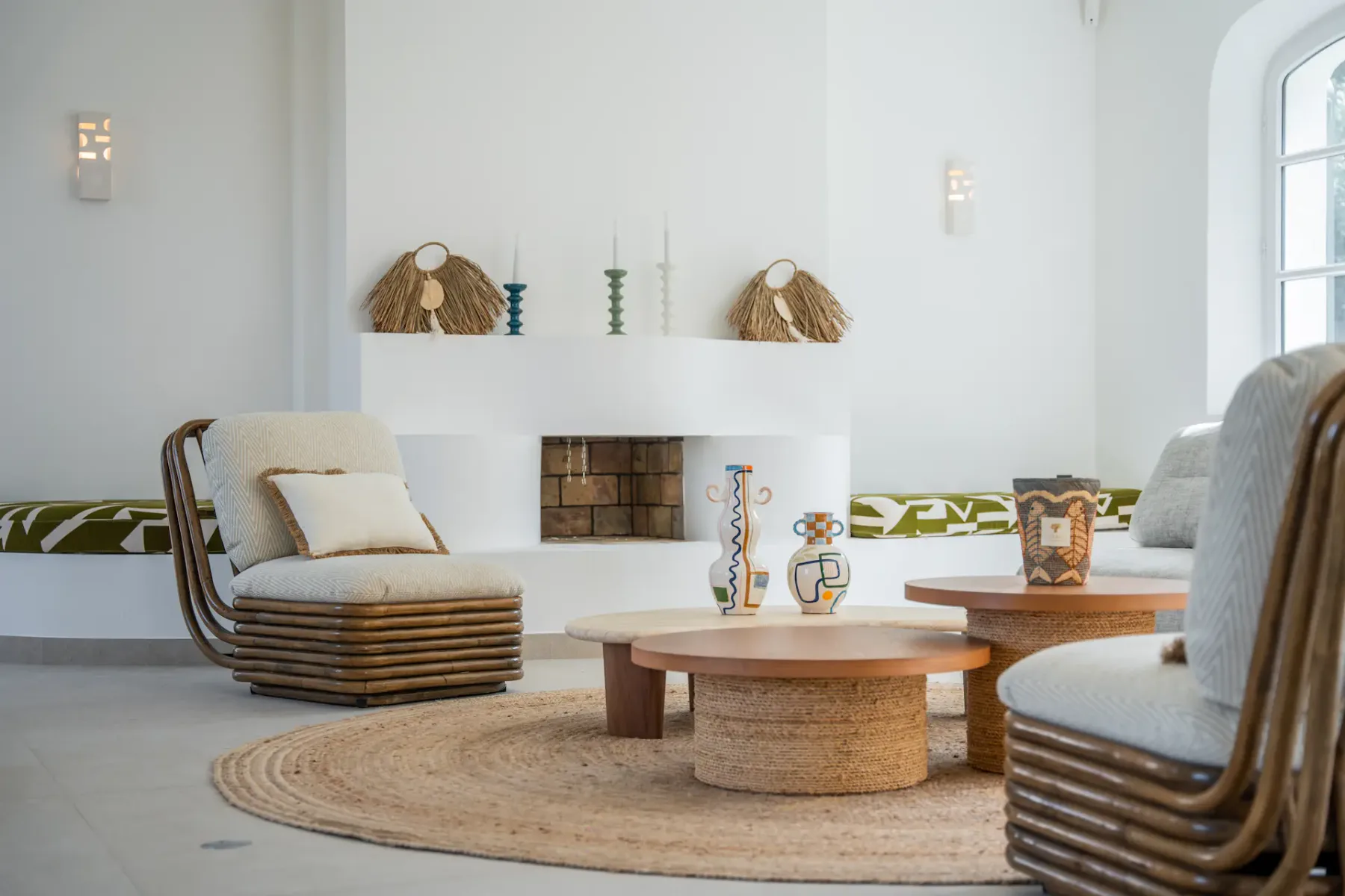 Salón limpio y de diseño elegante.