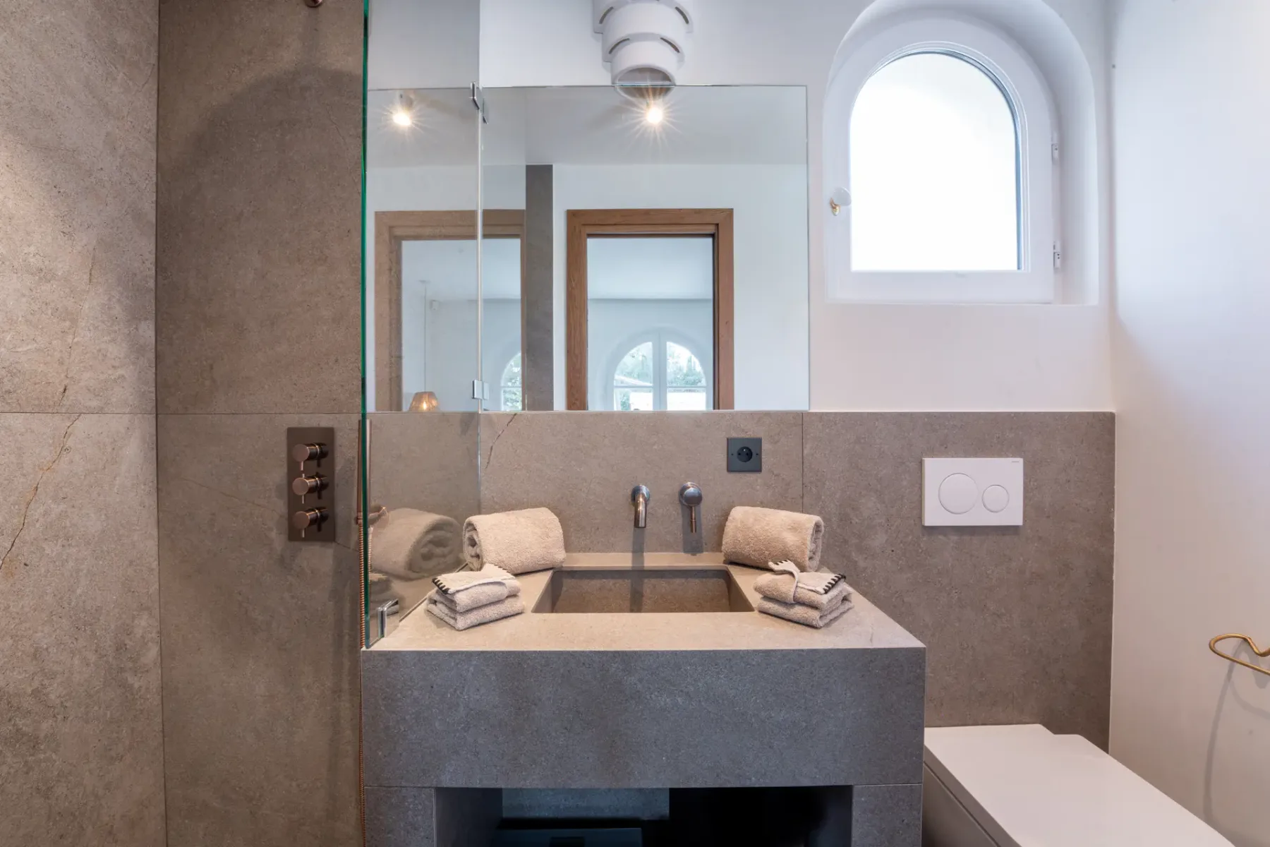 Baño con lavabo y luz natural procedente de una ventana luminosa.