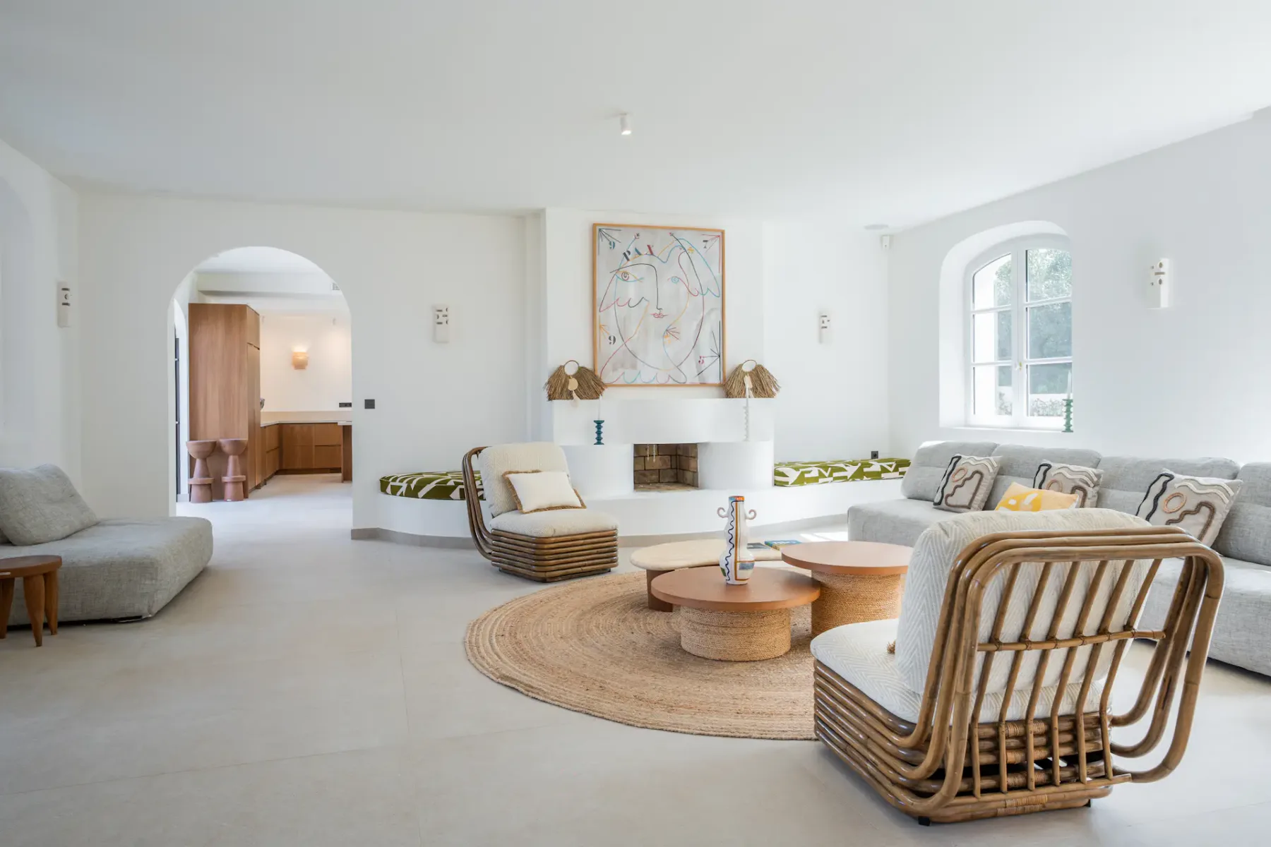 Salón contemporáneo con detalles sencillos y elegantes.