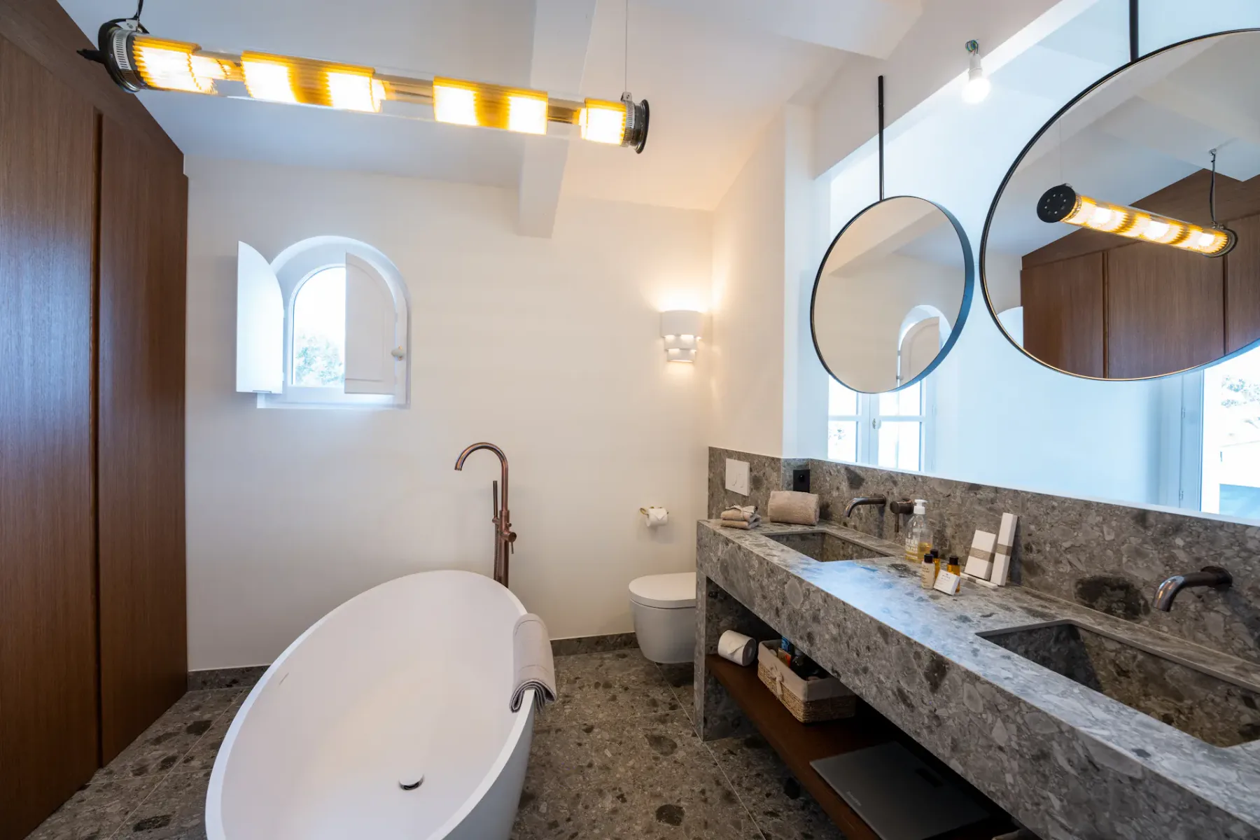 Baño moderno con dos lavabos y una gran bañera.